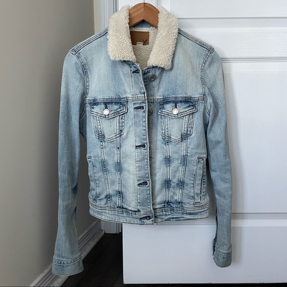 American Eagle fitted jean jacket with shearling collar - Picture 3 of 6